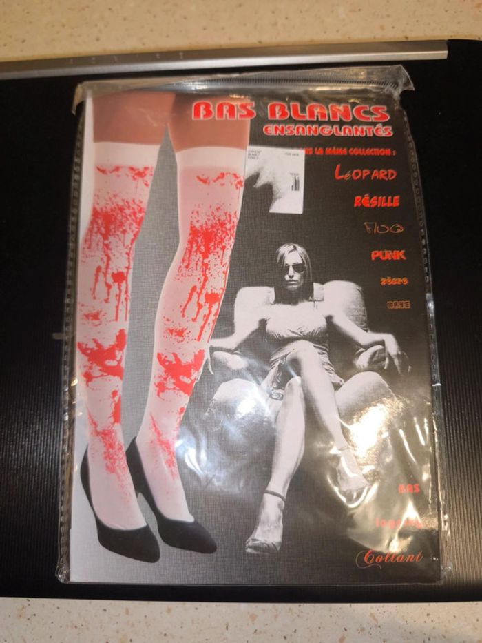 Bas blancs ensanglantés neuf