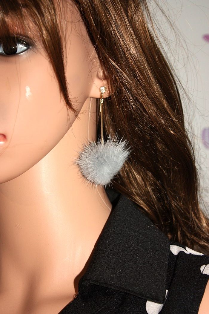 Boucles d'oreilles pendantes strass et pompon gris