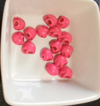 Perles têtes de mort rose