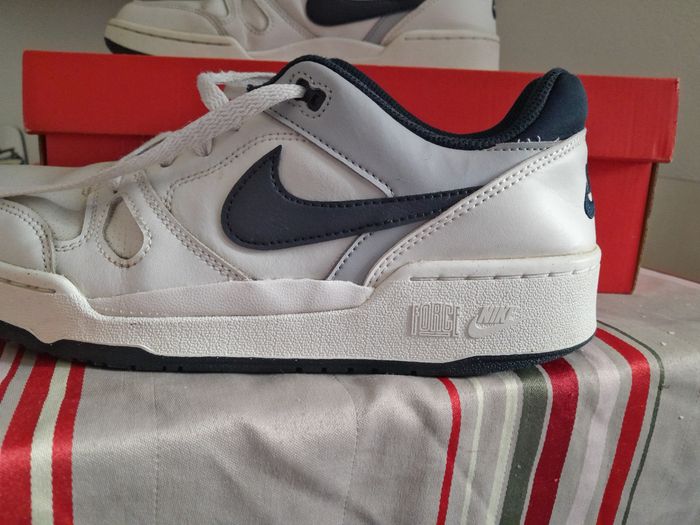 Paire de chaussures Nike Pointure 42 - photo numéro 4