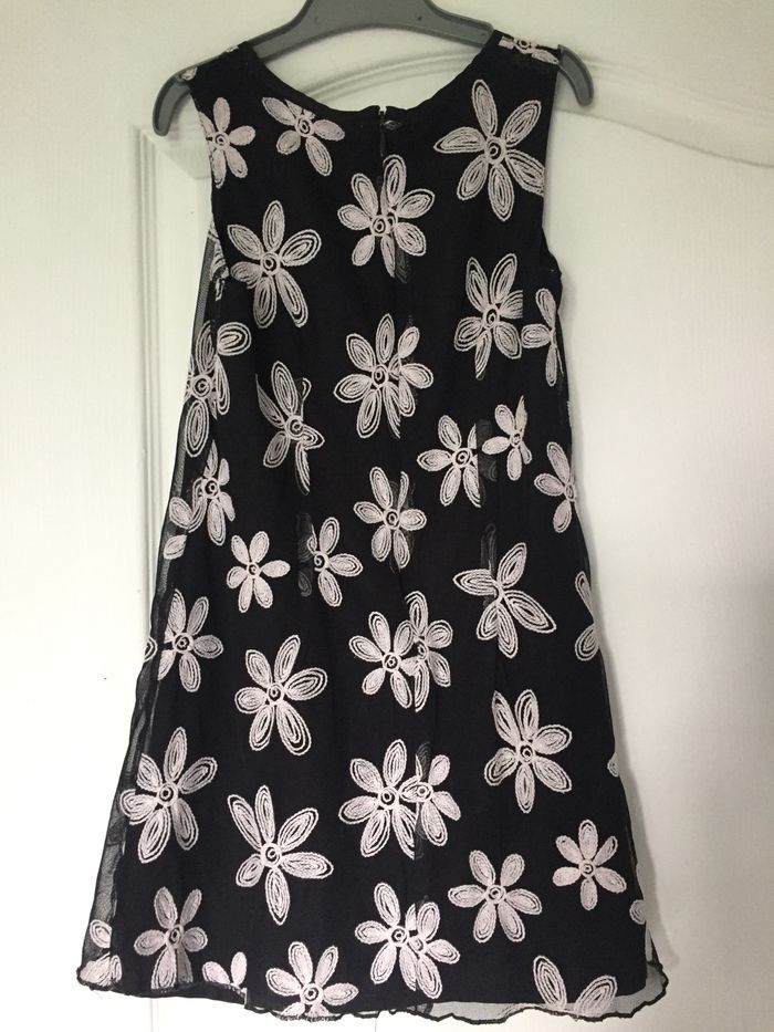 Robe noire à fleurs blanches - photo numéro 2