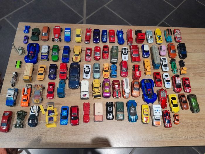 Lot de 89 véhicules voiture camion ect