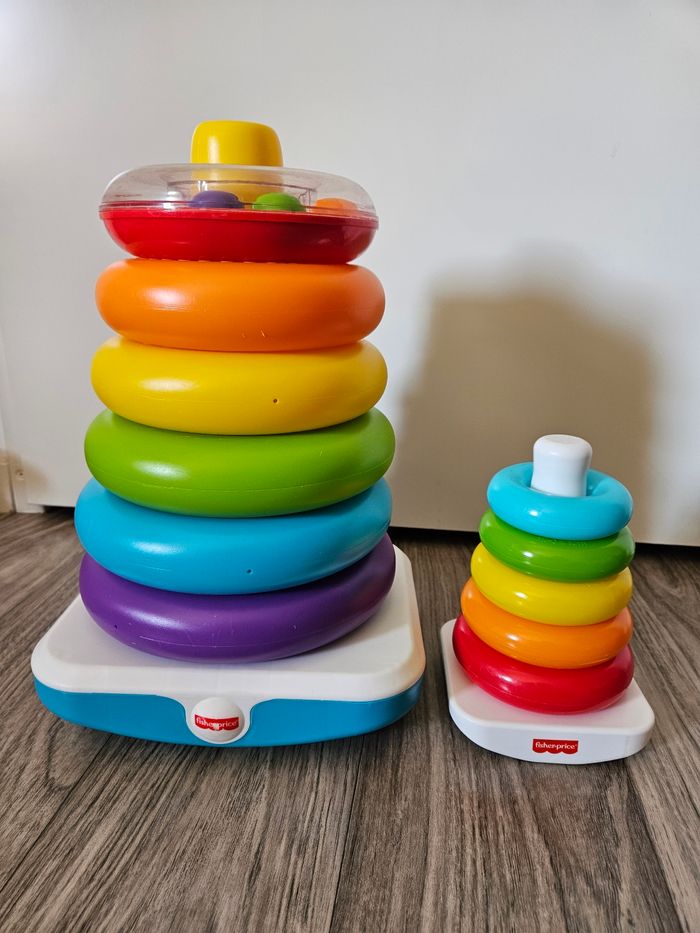 Lot pyramides arc-en-ciel géante et classique fisherprice