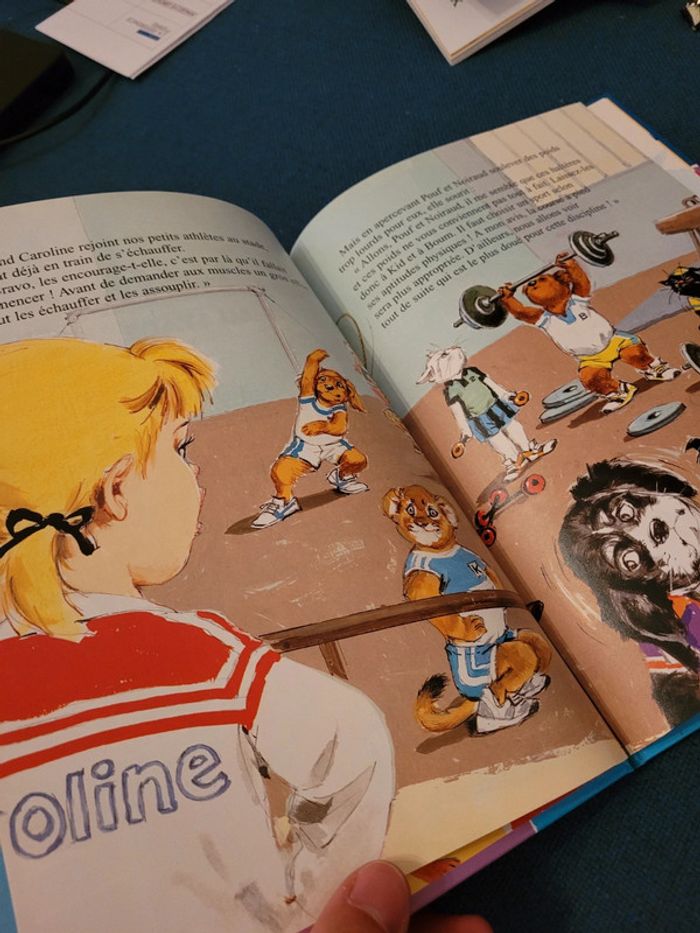 Livre rare Caroline au Stade Pierre Probst Hachette Jeunesse Album collection multicolore couleurs - photo numéro 4