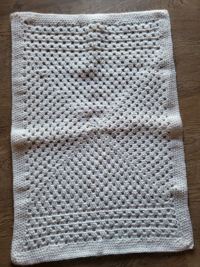 Couverture dessus de lit enfant bébé neuve au crochet