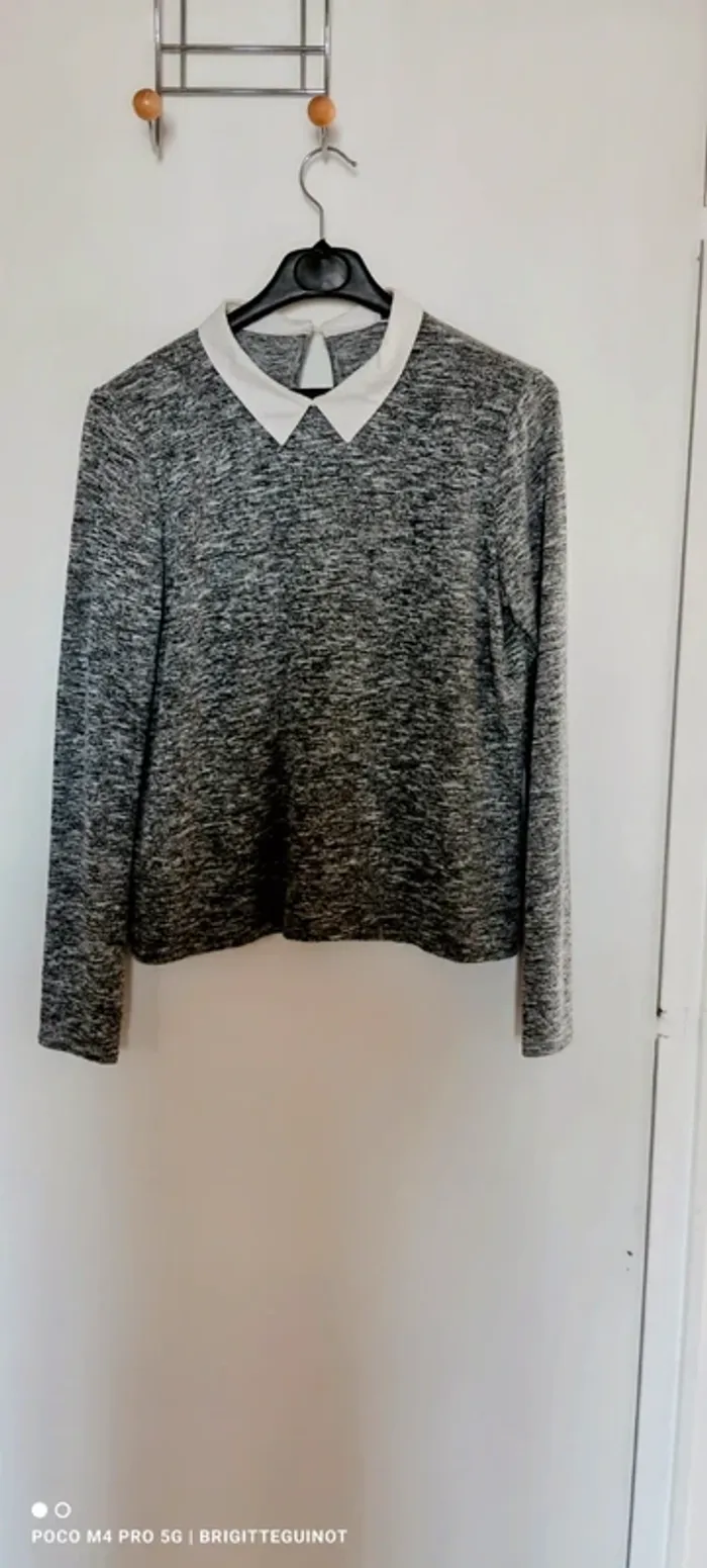 Pull léger gris col blanc 40