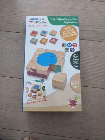 Les cubes des formes Montessori