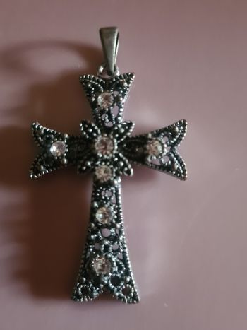 Pendentif. Croix argenté. 5 x 3.5 cm.