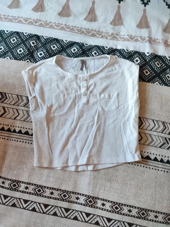 T-shirt blanc court avec bouton - photo numéro 2