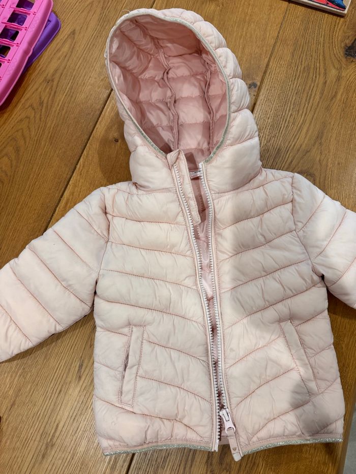 Doudoune / manteau / parka bébé fille à capuche rose pale et lisere argenté