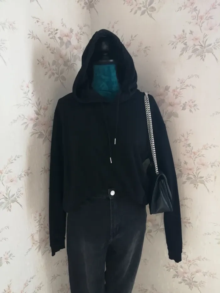 Sweat à capuche noir avec cordons et messages rouge sur les manches / pimkie / (L)