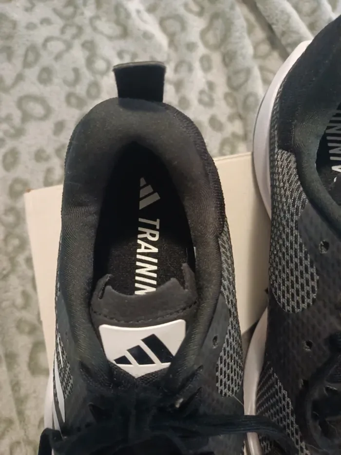 Baskets neuves Adidas training pointure 36 - photo numéro 8