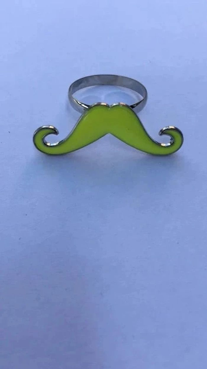 Bague moustache jaune Neuve
