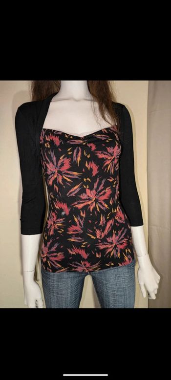 Haut noir et motif floral manche 3/4