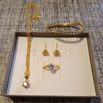 Très jolie parure doree et brillants