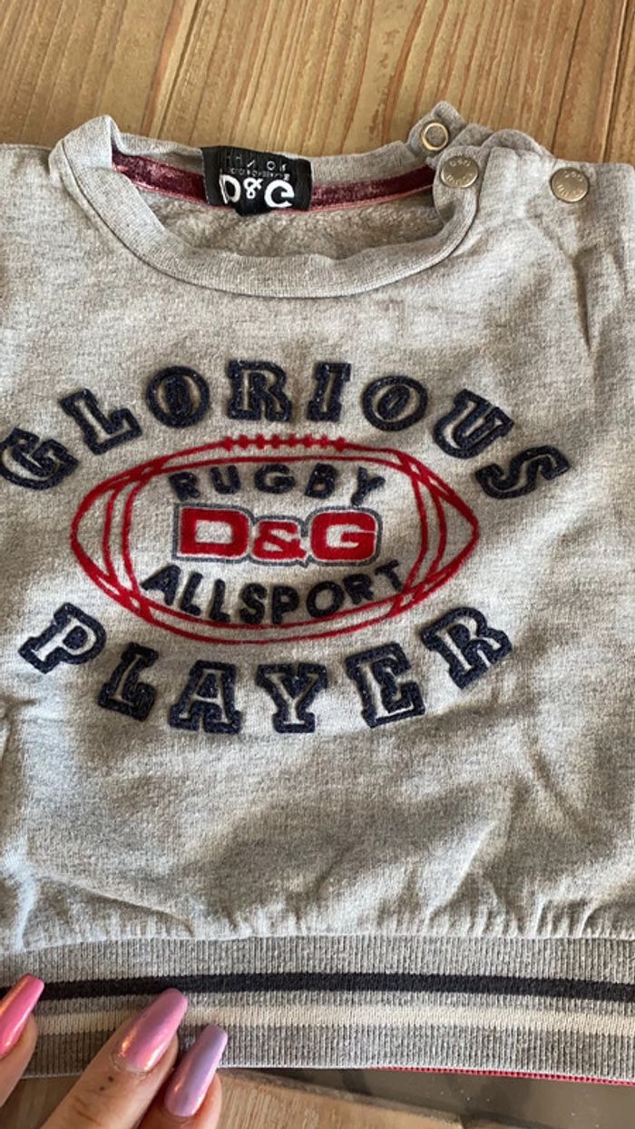 Sweat dolce & gabbanna 3/6 mois bon état gris et rouge - photo numéro 2