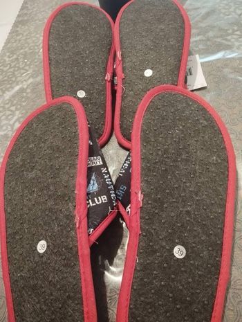 2  paires de pantoufles neuves