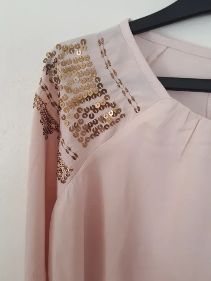 Jolie blouse a sequin 6 ans - photo numéro 3