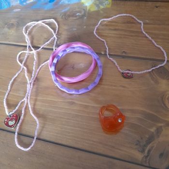 Lot de bijoux fille un collier, 3 bracelets, une bague