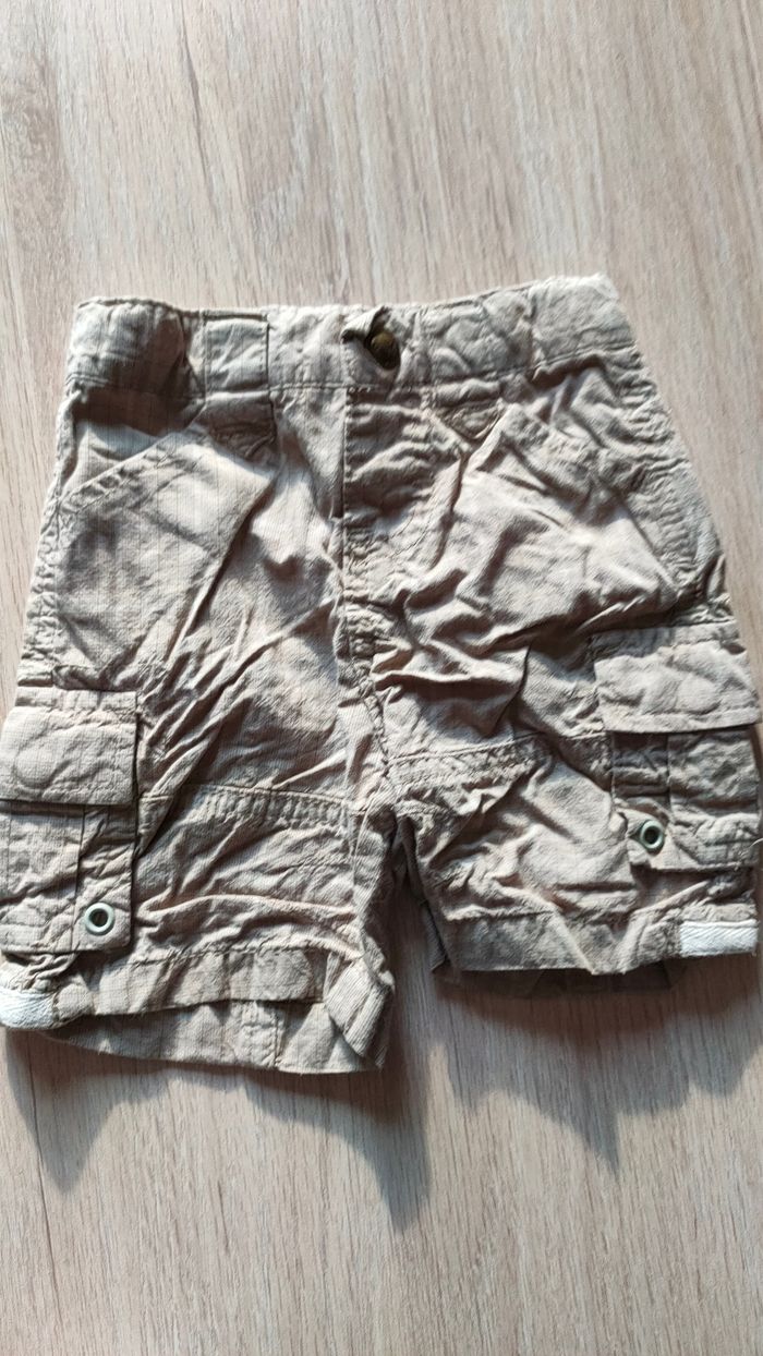 Short gris clair à carreaux