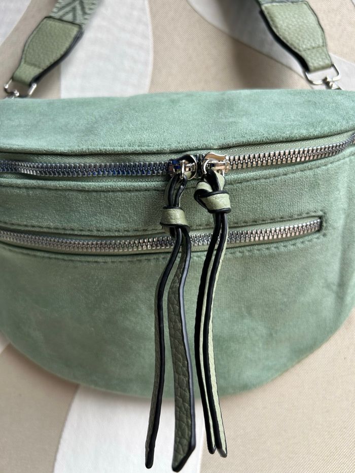 Sac banane  vert façon daim