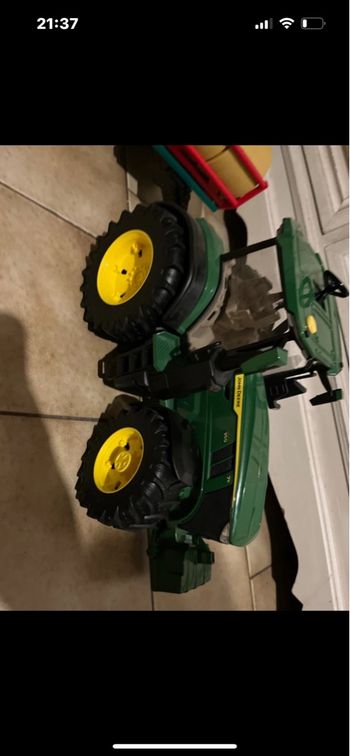 Tracteur John Deere avec remorque et ballot