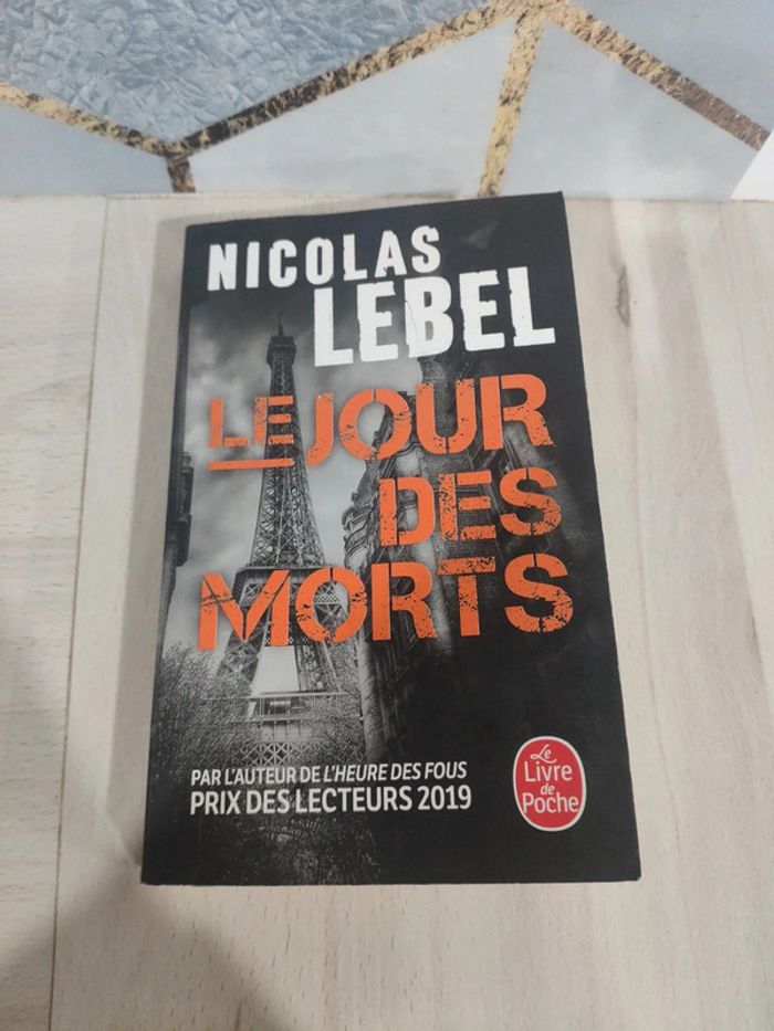 Livre poche policier le jour des morts Lebel