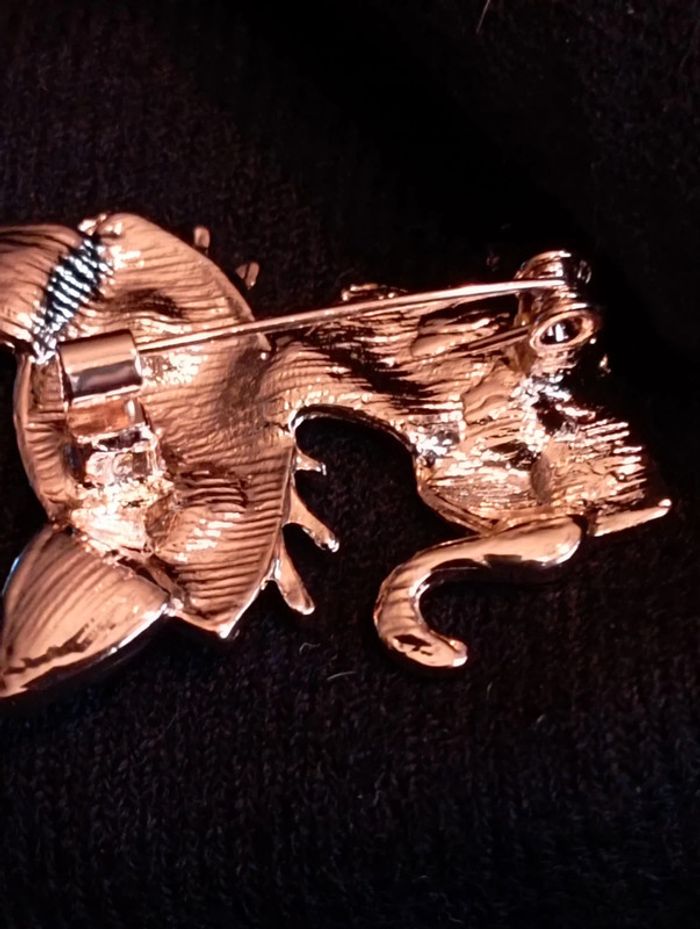 Idée cadeau 🎁 : Broche en forme de chat - photo numéro 4