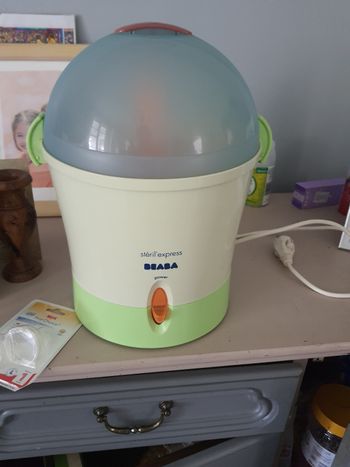 Sterilisateur  et donne biberon avec