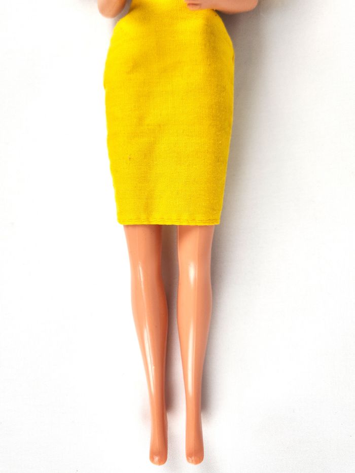 Poupée Barbie avec haut à motifs floraux et robe jaune - Mattel - photo numéro 3