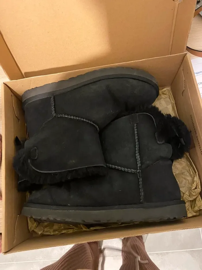 Ugg basse noires noeud - photo numéro 5