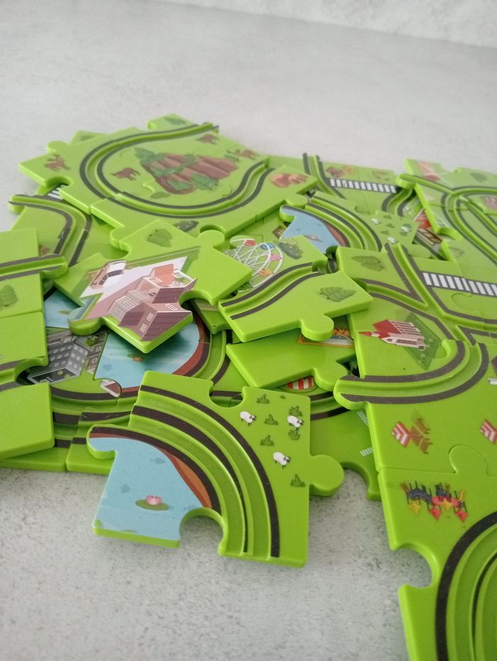 Circuit à monter avec 2 voitures - photo numéro 2