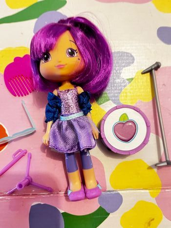 Poupée charlotte aux fraises, avec accessoires , senteur d’origine