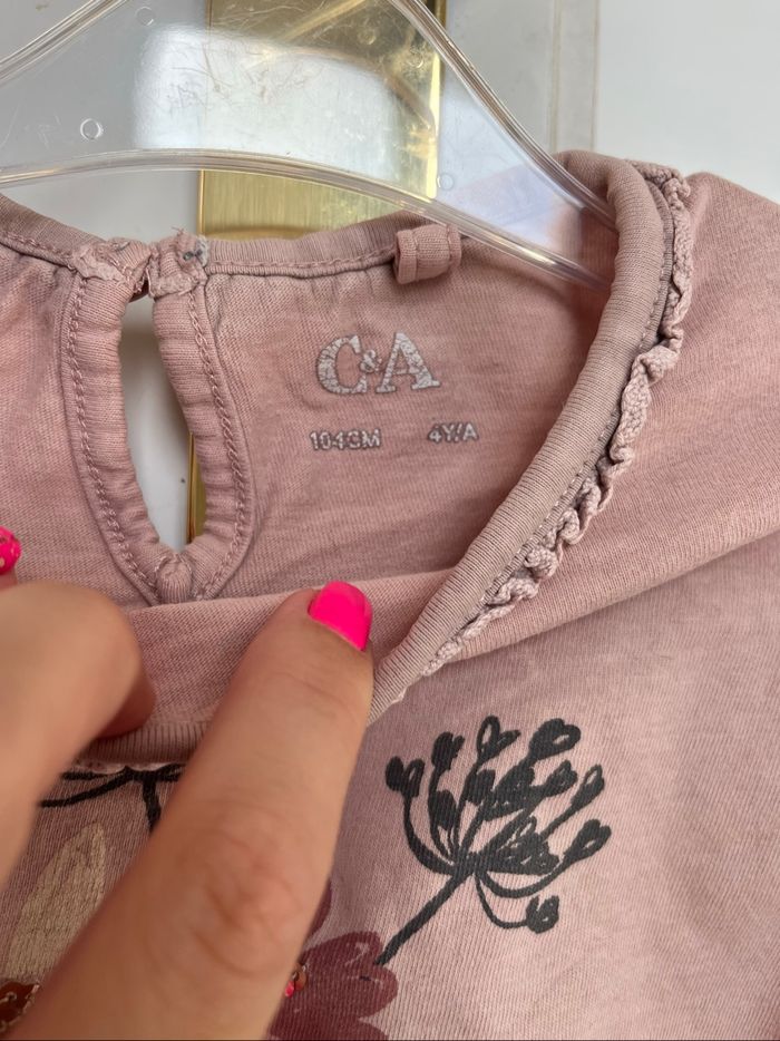 T-shirt C&A rose fleurs 4A TBE - photo numéro 6