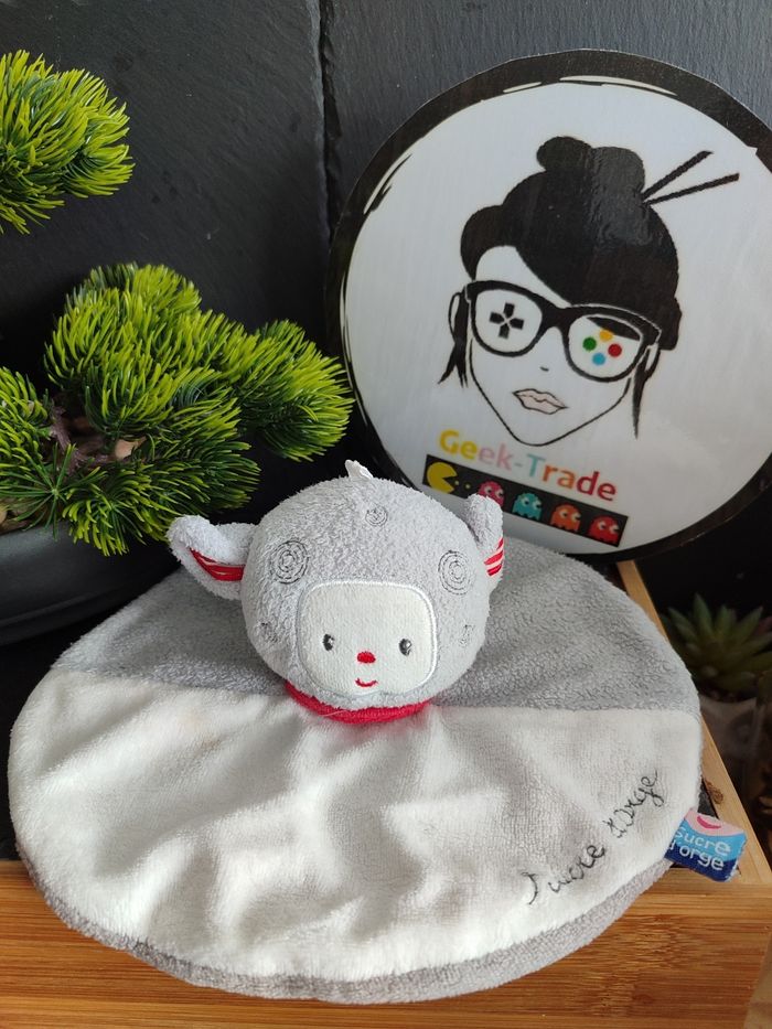 Doudou plat rond mouton robot gris blanc rouge rayure carré sucre d'orge 3166