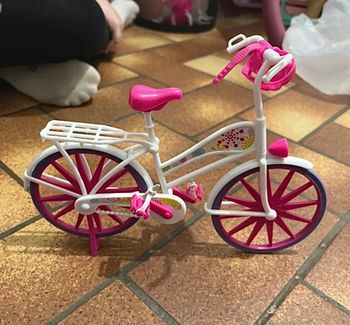 Vélo et casque pour barbie 