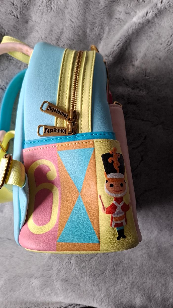 Loungefly it's small world maison poupées Disney Disneyland Paris pastel sac à dos ears oreilles - photo numéro 3