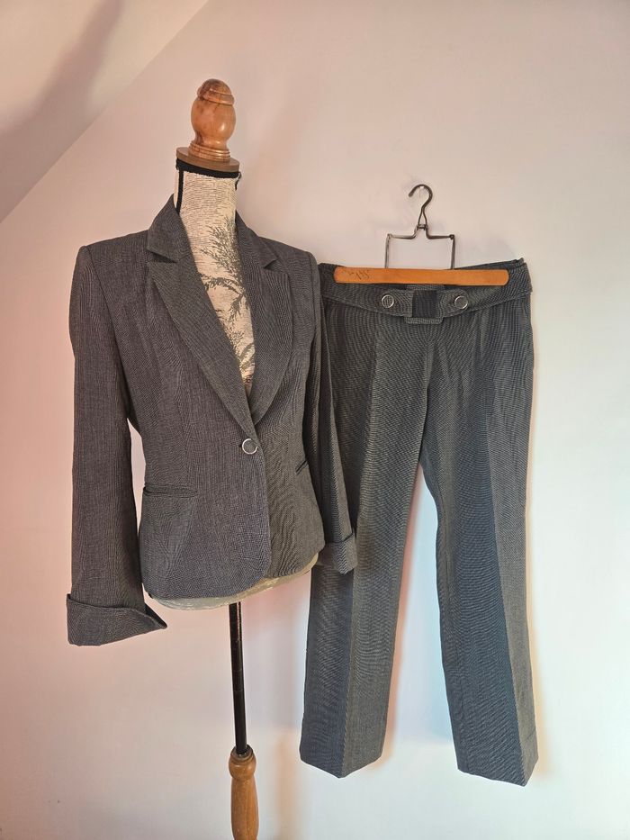 Tailleur pantalon Sinéquanone – Élégance intemporelle en gris anthracite