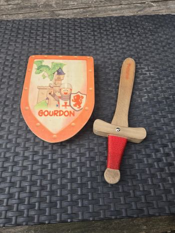 Epée rouge et bouclier en bois