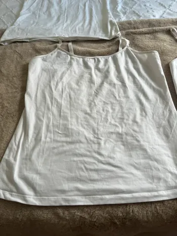 3 débardeurs blancs