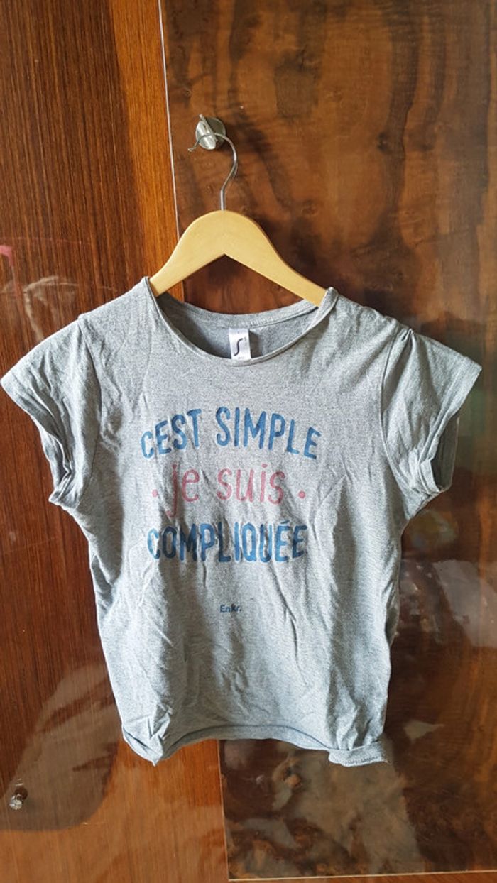 Tee shirt gris avec écritures