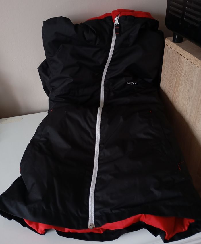 Coupe-vent blouson avec capuche.Taille S .Mixte . Decathlon ..Polyester.Noir et rouge . État neuf . - photo numéro 3