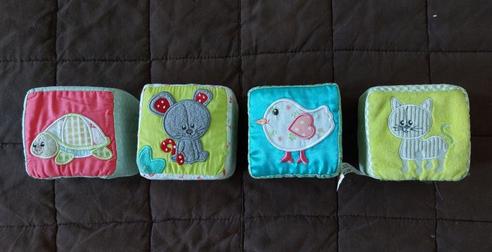 Lot de doudous, peluches, cubes et ballon de préhension - photo numéro 2