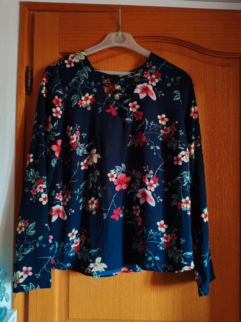 Blouse fleurie bleue avec décolleté effet laçage