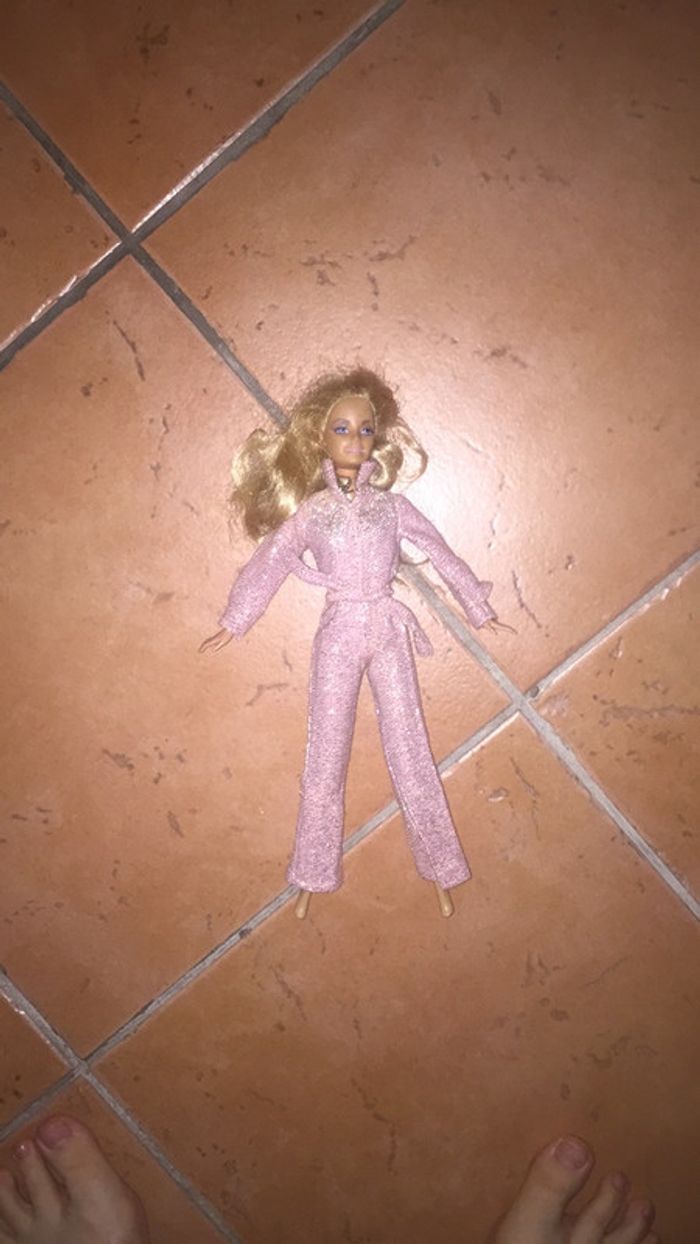 Poupée Barbie avec combinaison rose pale scintillante