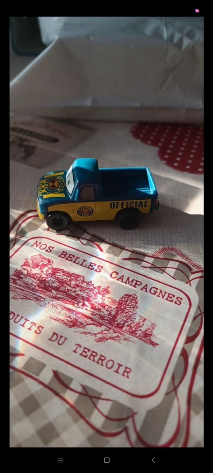Voiture bleu et jaune - photo numéro 2