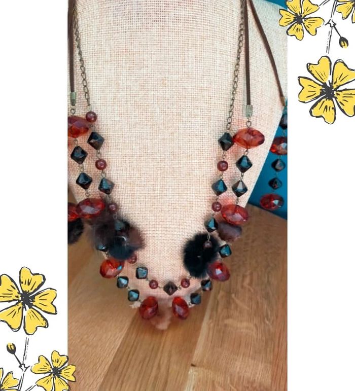 Collier original multirangs - Perles ambrées et noires + pompons fourrure – Collection PMN