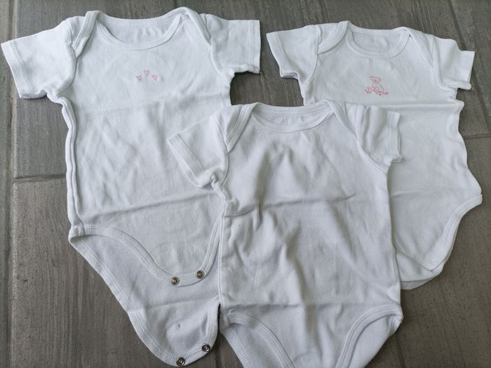 Lot n°224 Lot de 5x Bodies manches courtes Kiabi 12 mois - photo numéro 2