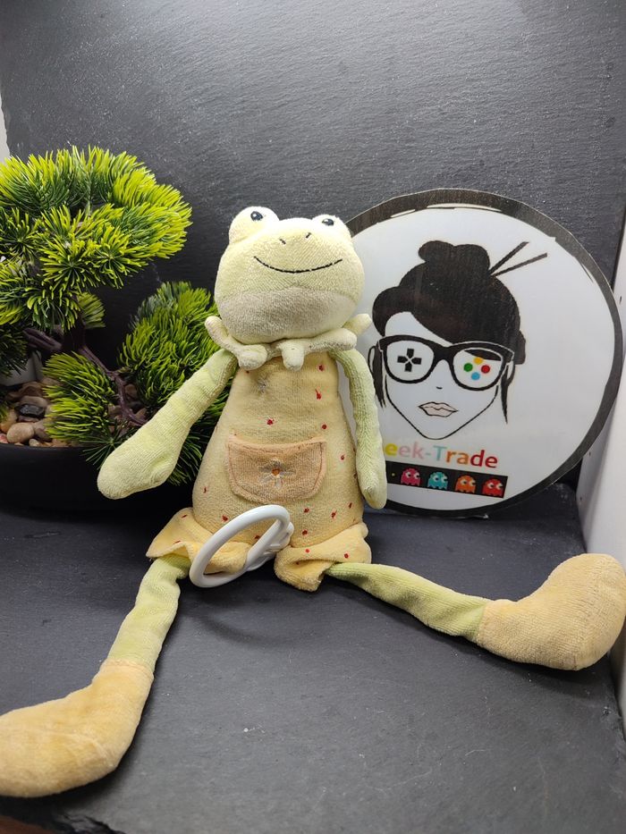 doudou peluche musical grenouille vert orange rouge salopette fleur Poche Pois