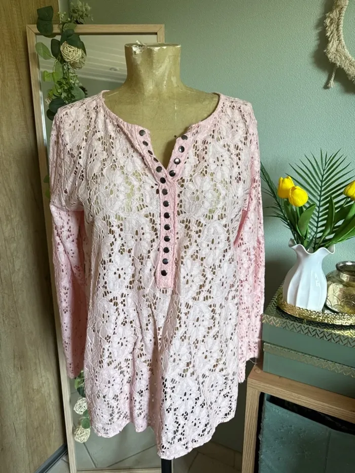 Jolie blouse dentelle broderie femme